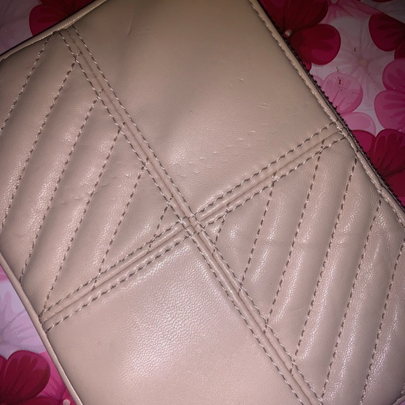 Express Beautiful Wrist-let wallet . - Picture 3 of 17